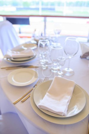 Photo for Serving table, clean the dishes, before the buffet, napkin - Royalty Free Image