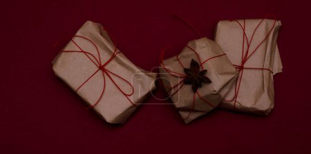 Foto de Primer plano de las cajas de regalo decoradas para el fondo festivo - Imagen libre de derechos
