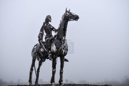 Téléchargez les photos : La sculpture gaélique du chef entourée de brouillard dans le comté de Roscommon en Irlande - en image libre de droit