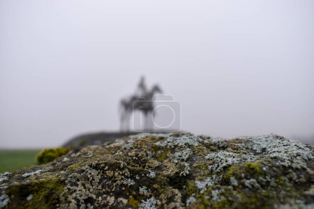 Téléchargez les photos : Le chef gaélique Sculpture vue au loin à travers le brouillard dans le comté de Roscommon en Irlande - en image libre de droit
