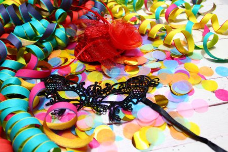 Téléchargez les photos : Décorations de carnaval coloréesarticles de décoration de carnaval coloré - en image libre de droit