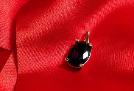 Foto de Colgante negro sobre fondo rojo - Imagen libre de derechos
