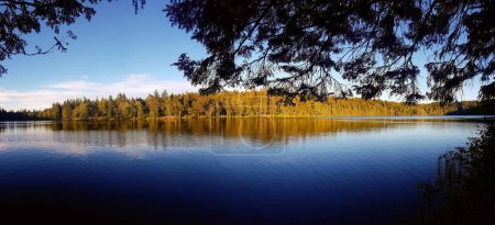 Téléchargez les photos : Lac sur une journée ensoleillée - en image libre de droit