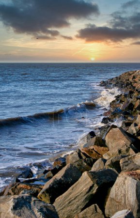 Téléchargez les photos : Côte rocheuse pittoresque sous le coucher du soleil - en image libre de droit