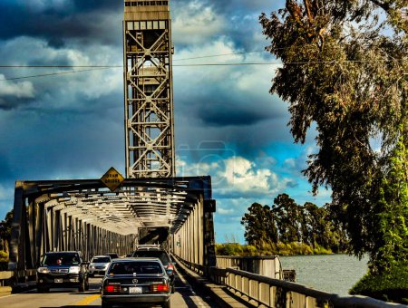 Téléchargez les photos : Pont Rio Vista sur fond de nature - en image libre de droit