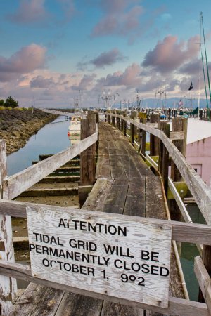 Téléchargez les photos : Signe de grille de marée, lieu de voyage sur le fond - en image libre de droit