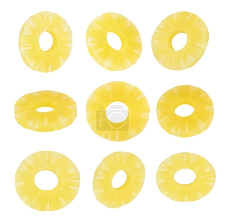Téléchargez les photos : Cercles d'ananas sur fond blanc - en image libre de droit