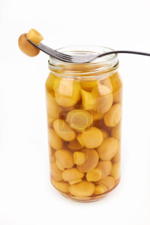 Téléchargez les photos : Pot avec du maïs en conserve sur le fond blanc - en image libre de droit