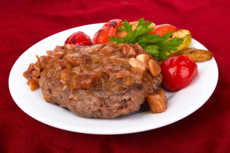 Téléchargez les photos : "Délicieux steak grillé sur assiette
" - en image libre de droit