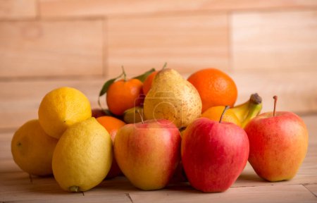 Téléchargez les photos : Fruits sur la table de cuisine, gros plan - en image libre de droit