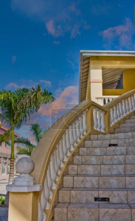 Téléchargez les photos : Escalier tropical incurvant au crépuscule - en image libre de droit