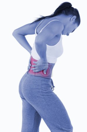 Téléchargez les photos : Vue latérale de la jeune femme avec les mains sur sa hanche - en image libre de droit