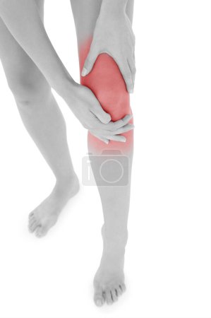 Téléchargez les photos : Gros plan section basse d'une femme en forme avec douleur aux jambes - en image libre de droit