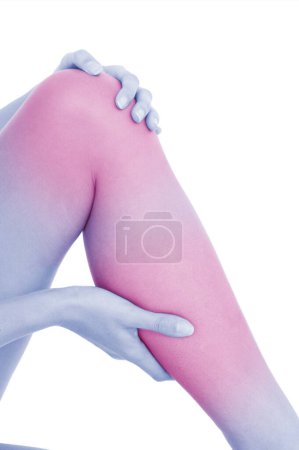 Foto de Primer plano sección media de una mujer con dolor en las piernas - Imagen libre de derechos