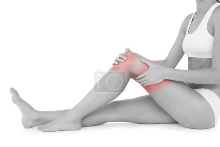 Téléchargez les photos : Vue latérale d'une jeune femme en forme avec douleur au genou - en image libre de droit