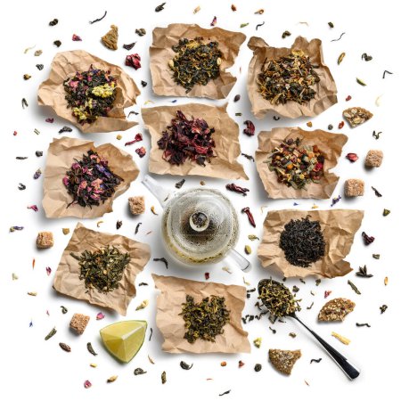 Foto de Gran variedad de té sobre un fondo blanco. La vista desde arriba - Imagen libre de derechos