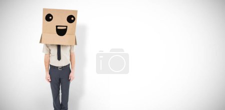 Téléchargez les photos : Image composite d'un homme d'affaires debout avec une boîte sur la tête - en image libre de droit