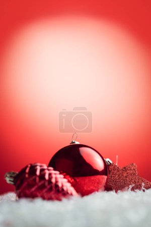 Téléchargez les photos : Image composite de boule de Noël et décoration - en image libre de droit