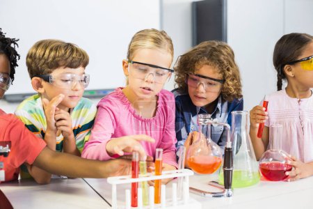 Foto de Niños haciendo un experimento químico en laboratorio - Imagen libre de derechos
