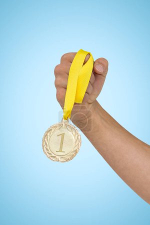 Foto de Imagen compuesta de atleta sosteniendo medalla de oro después de la victoria - Imagen libre de derechos