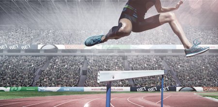 Téléchargez les photos : Image composite de femme athlétique faisant saut d'obstacles - en image libre de droit