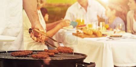 Téléchargez les photos : Barbecue grill avec famille élargie déjeuner dans le parc - en image libre de droit
