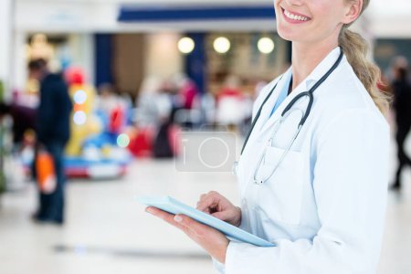 Foto de Doctora sosteniendo una tableta digital. Concepto de salud y medicina - Imagen libre de derechos