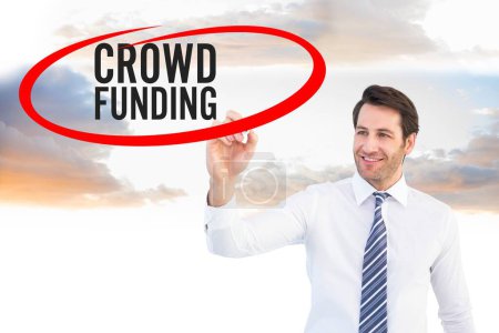Foto de Empresario rodeando la palabra crowdfunding - Imagen libre de derechos