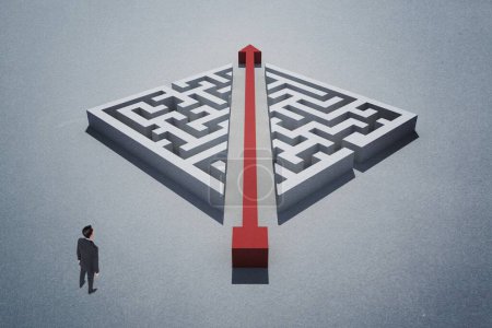 Téléchargez les photos : Homme d'affaires debout devant un labyrinthe - en image libre de droit