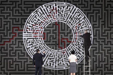Téléchargez les photos : Les gens d'affaires dessinent un labyrinthe - en image libre de droit