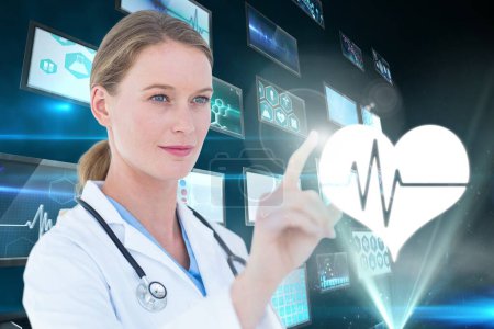 Téléchargez les photos : Médecin féminin pointant sur l'hologramme cardiaque - en image libre de droit