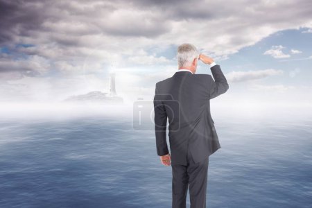 Téléchargez les photos : Homme d'affaires regardant la mer - en image libre de droit