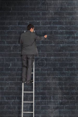 Téléchargez les photos : Homme debout sur une échelle
" - en image libre de droit