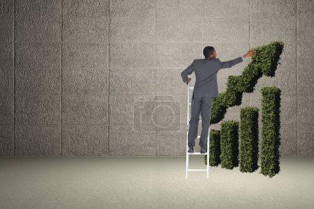 Foto de Hombre de negocios escalando escalera de la carta financiera - Imagen libre de derechos