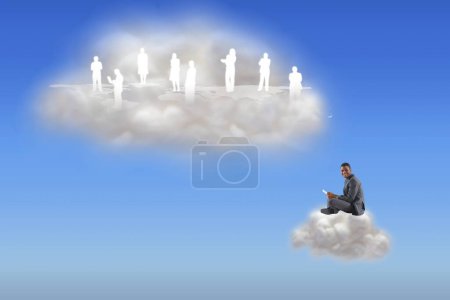 Téléchargez les photos : Homme d'affaires assis sur un nuage - en image libre de droit