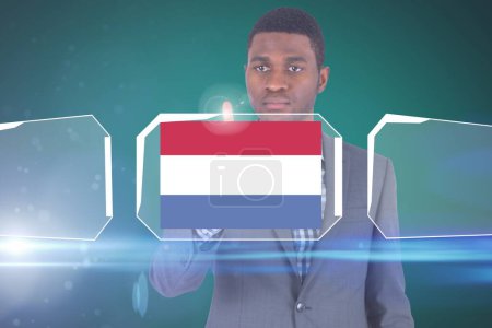 Foto de Empresario señalando holograma de bandera holandesa - Imagen libre de derechos