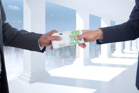 Téléchargez les photos : "Des hommes d'affaires tenant cent billets en euros" - en image libre de droit