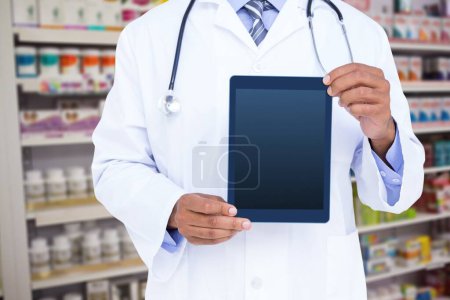 Foto de Doctor sosteniendo una tableta digital. Concepto de salud y medicina - Imagen libre de derechos