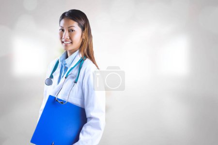 Téléchargez les photos : Médecin femelle tenant un presse-papiers. Concept de santé et de médecine - en image libre de droit