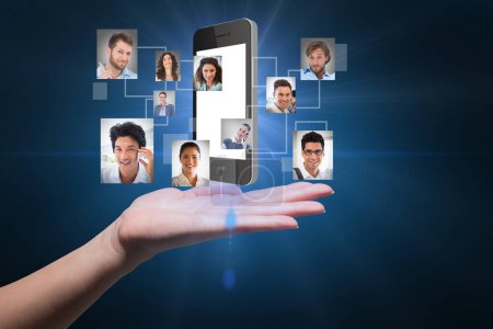 Téléchargez les photos : Main tenant smartphone avec hologramme portraits - en image libre de droit