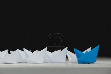 Foto de Barcos de papel arreglados juntos - Imagen libre de derechos