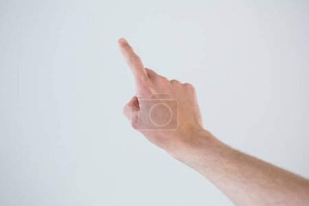 Téléchargez les photos : Main d'un homme pointant vers le haut sur fond blanc - en image libre de droit