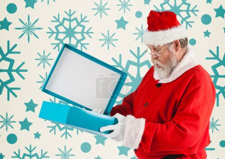 Téléchargez les photos : Surpris Père Noël claus ouvrir son cadeau de Noël - en image libre de droit