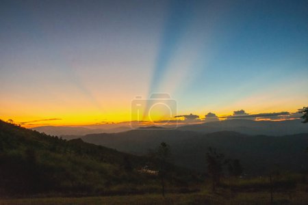 Foto de Sunset, mountains and beautiful clouds at Doi Chang, Mae Fah Lua - Imagen libre de derechos