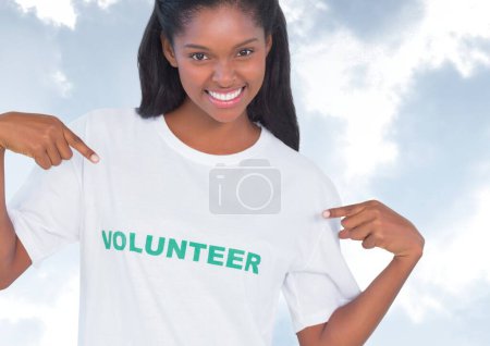 Foto de Voluntario sonriente contra el cielo - Imagen libre de derechos