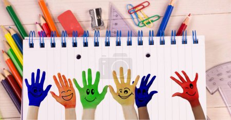 Téléchargez les photos : Les mains des enfants fond coloré - en image libre de droit