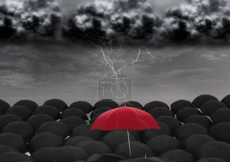 Foto de Paraguas negro y rojo frente a la tormenta - Imagen libre de derechos