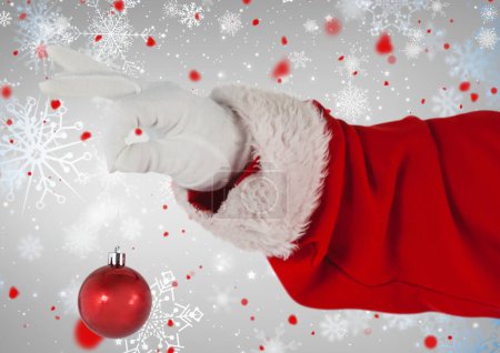 Téléchargez les photos : Santa Claude main tenant boule rouge - en image libre de droit
