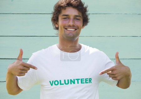Foto de Voluntario sonriente contra fondo de madera - Imagen libre de derechos