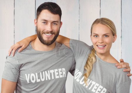 Téléchargez les photos : Couple de bénévoles sur fond de bois - en image libre de droit